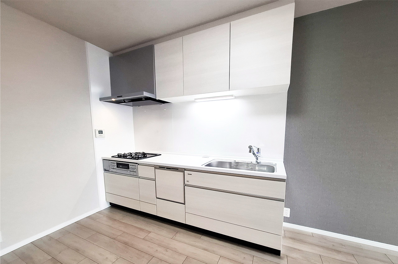 キッチン:スペースを有効に使える壁付けタイプです。