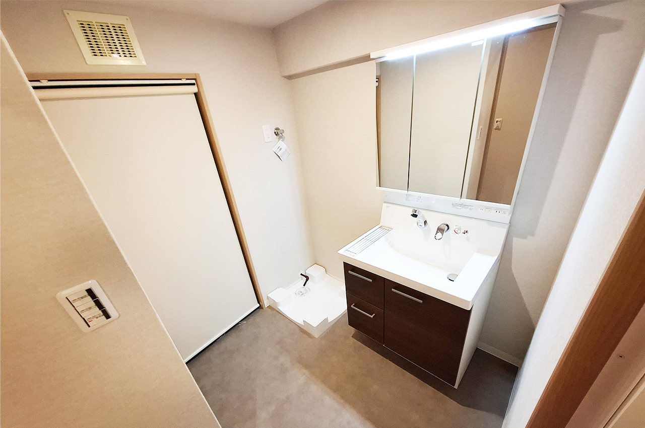 洗面室:スライド式収納付きの洗面化粧台で整理整頓ラクラク。