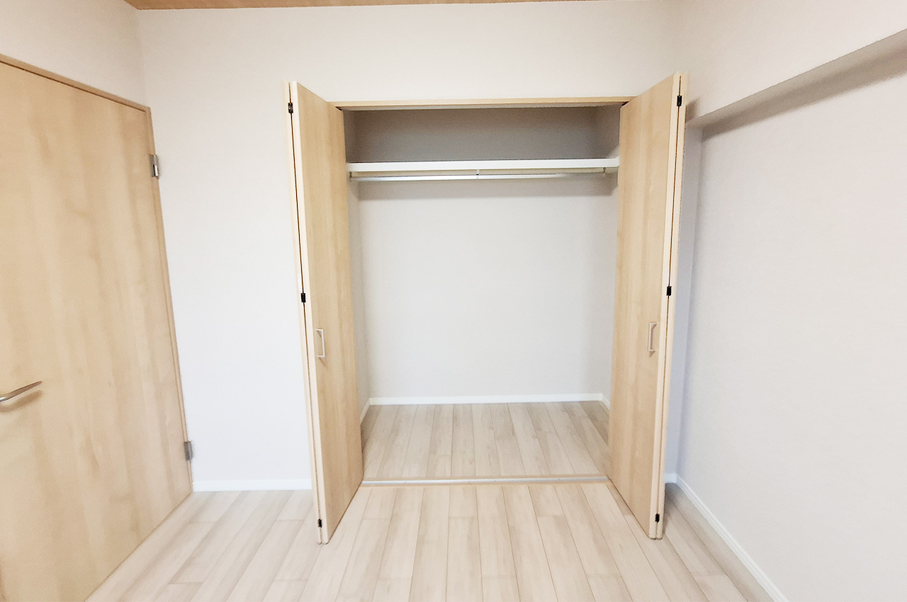 洋室1クローゼット:新調済み。
