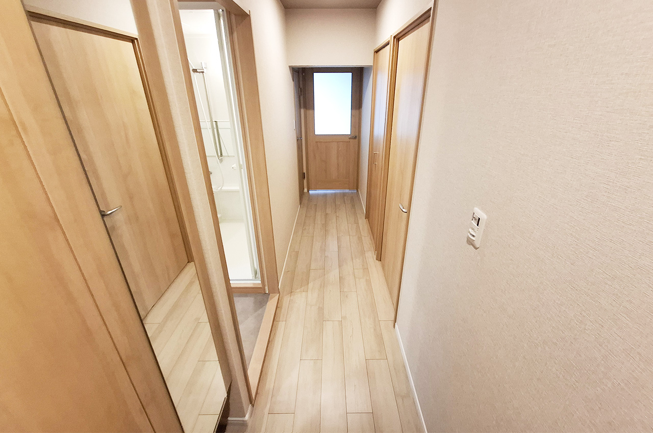 玄関・廊下:クロスやフローリングを貼替えるなどリフォーム済み。