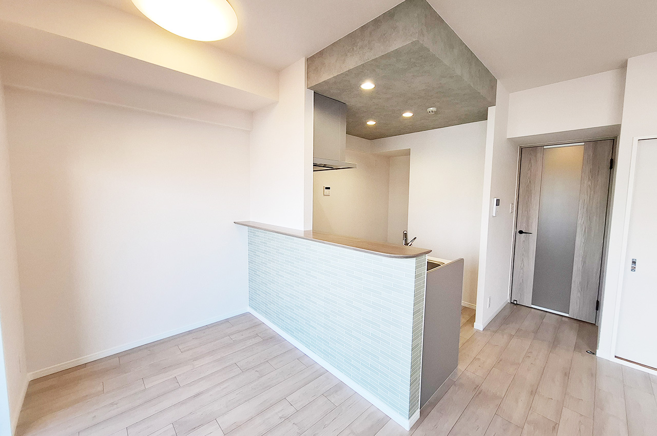 ダイニングキッチン：キッチンカウンター・カウンター下クロスを新調済み。