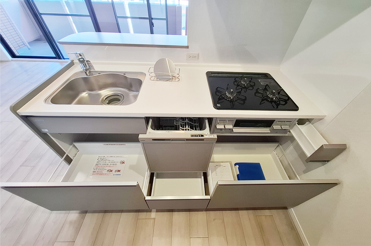 キッチン：キッチングッズや食器がすっきり片付けやすいスライド収納。