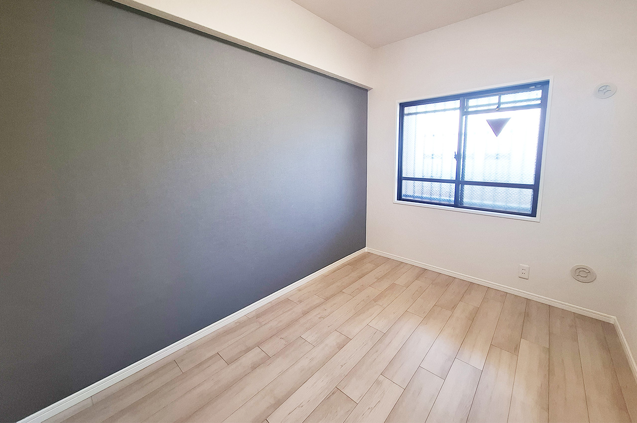 洋室1：壁一部にアクセントクロスを施し、落ち着いた印象に。