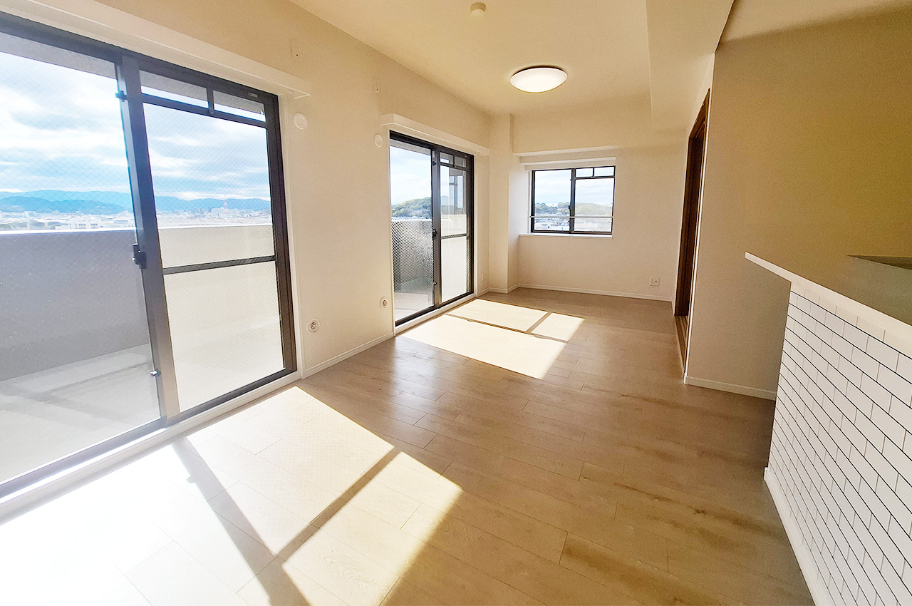 リビングダイニング:南向きバルコニーに面した明るいリビングダイニング。