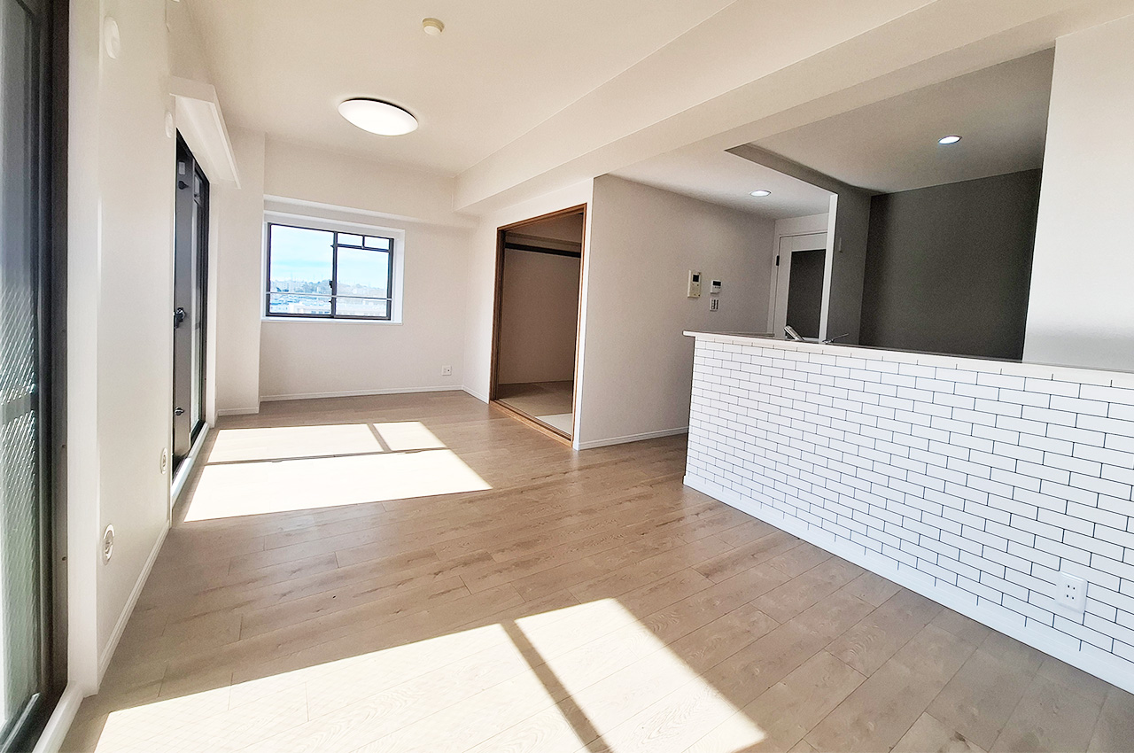 LDK:キッチンカウンター下にレンガ柄のアクセントクロスを施しました。