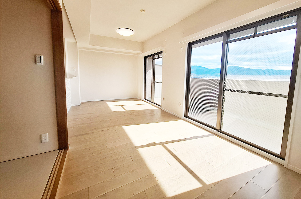 リビングダイニング:9階部分の南向きで日当り・眺望良好です。