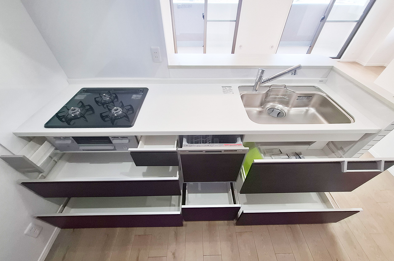 キッチン:使いやすいスライド収納で整理整頓ラクラク。