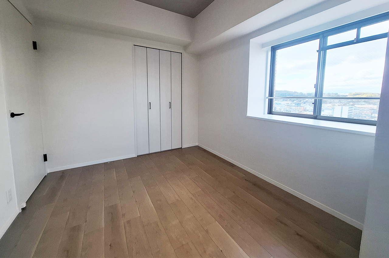 洋室1:フローリングやクロスを貼替えるなどリフォーム済み。