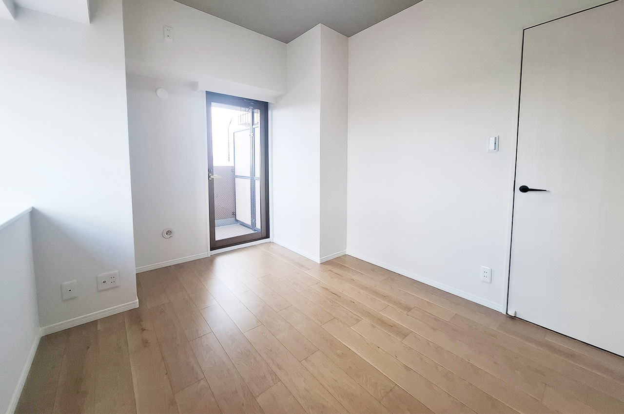 洋室1:バルコニーに面したお部屋です。