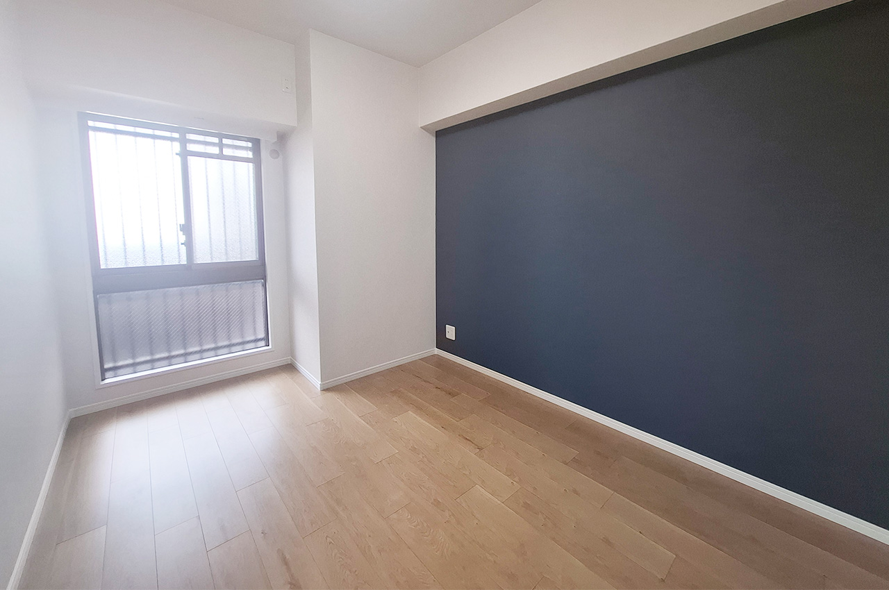 洋室2:おしゃれなネイビーのアクセントクロスを新調。