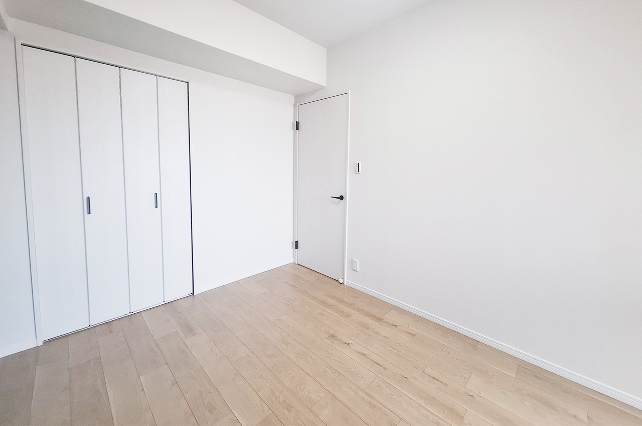 洋室2:フローリングやクロスを貼替えるなどリフォーム済み。