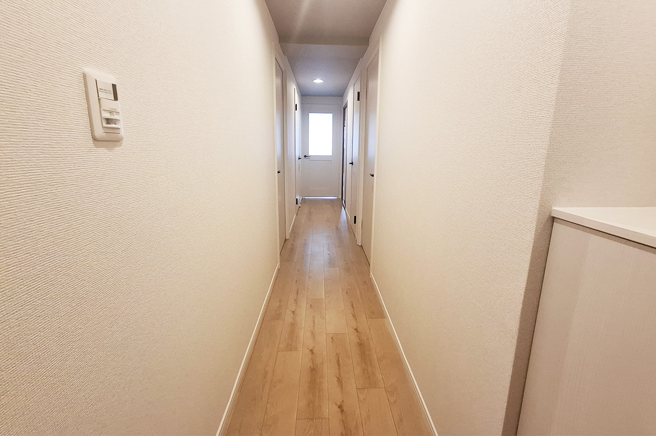 廊下:クロスやフローリングを貼替え済み。