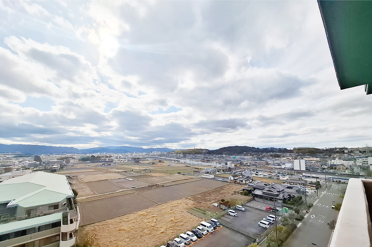 LDK側眺望:11階建ての9階部分で開けた景色を楽しめます。