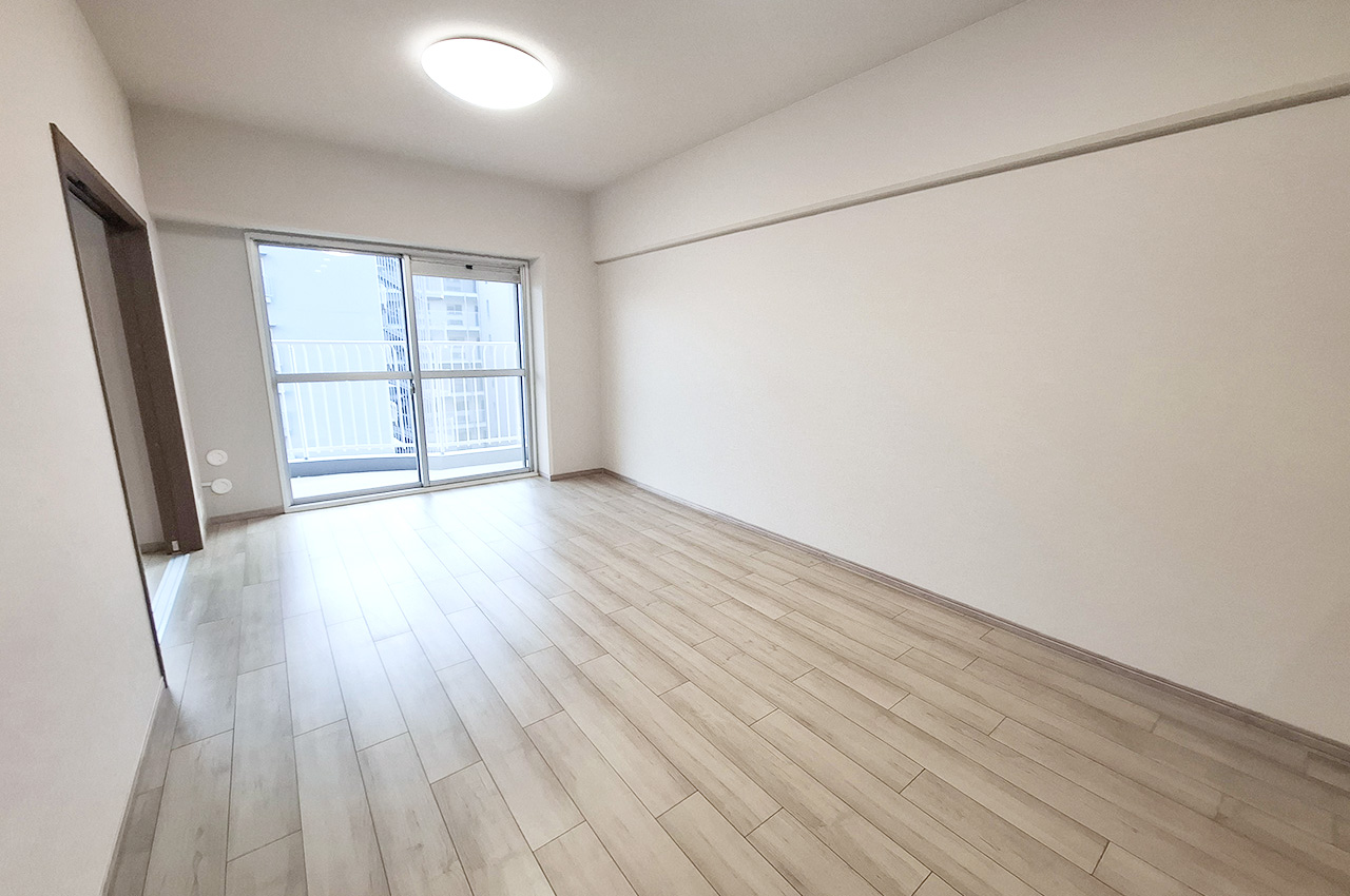 リビングダイニング:南向きバルコニーに面した明るい室内。