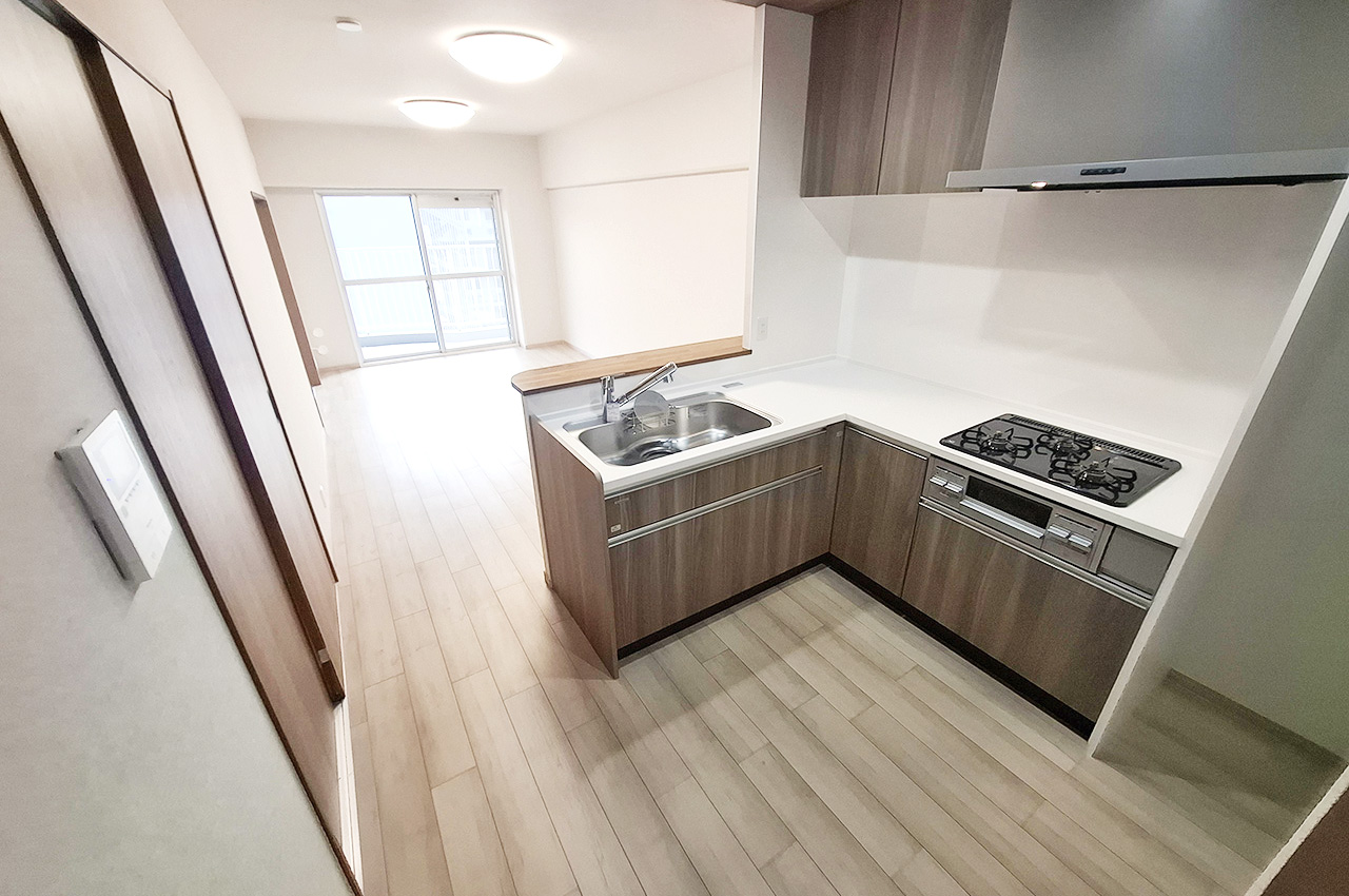 キッチン:作業効率の良いL型キッチン。お料理をしながらリビングを見渡しやすい設計。