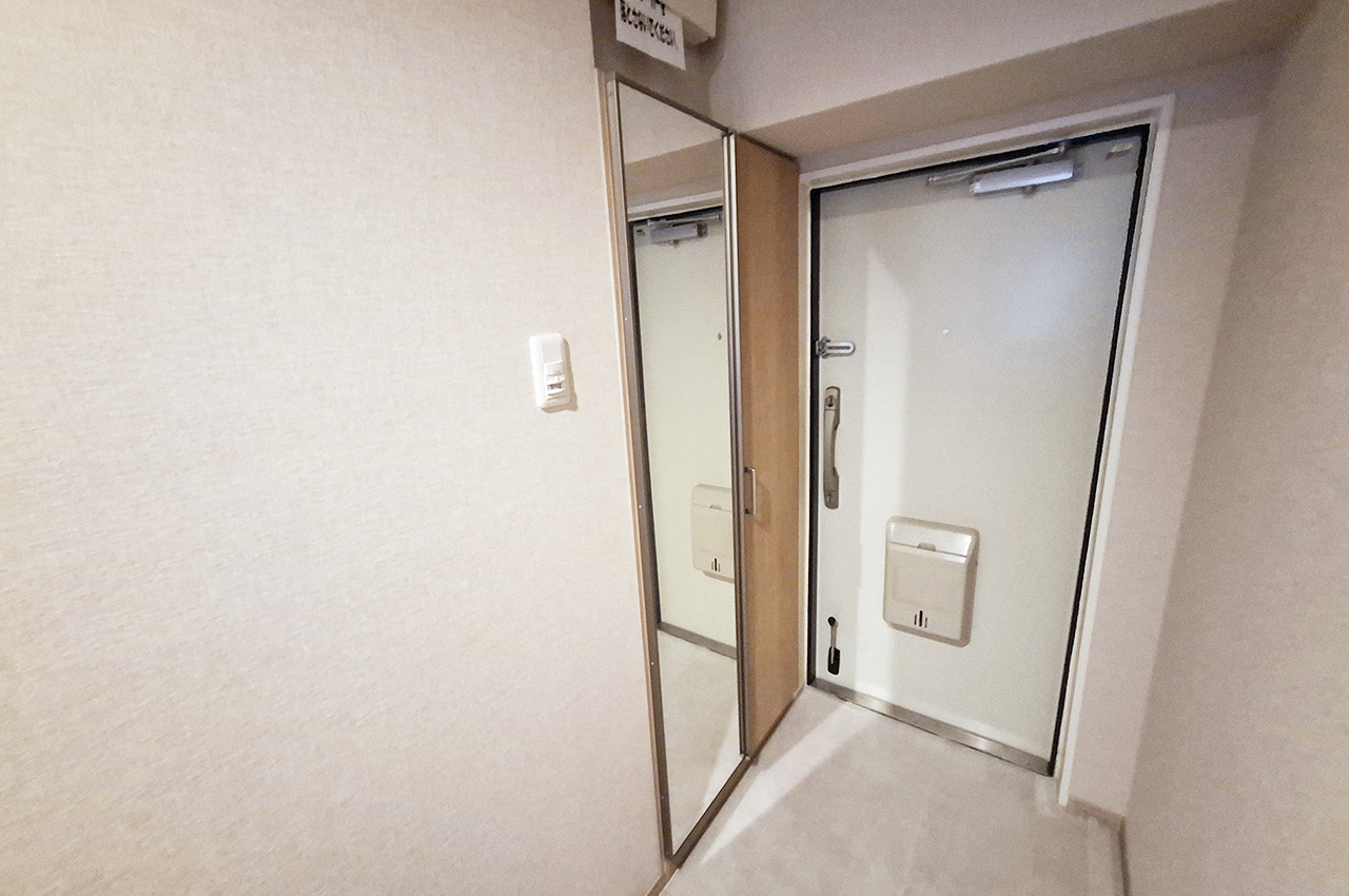 玄関:姿見付きの下駄箱あり。