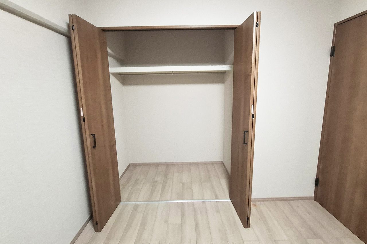 洋室1クローゼット:新調済み。