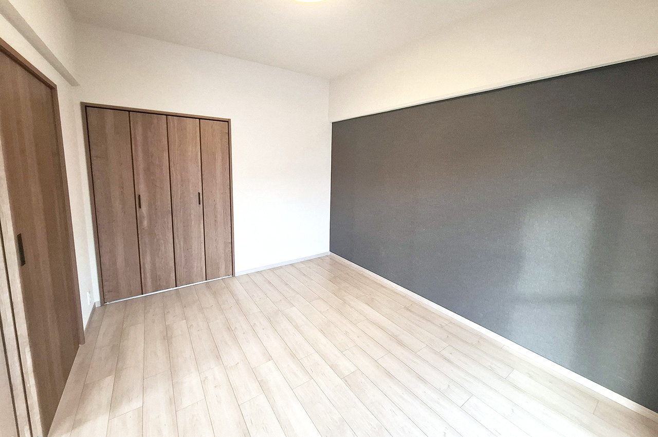 洋室2:スタイリッシュなダークブラウンのアクセントクロスを施しました。