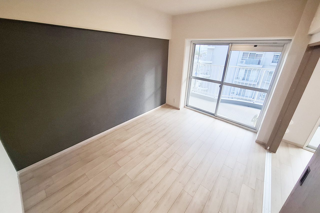 洋室2:バルコニーに面した明るいお部屋です。