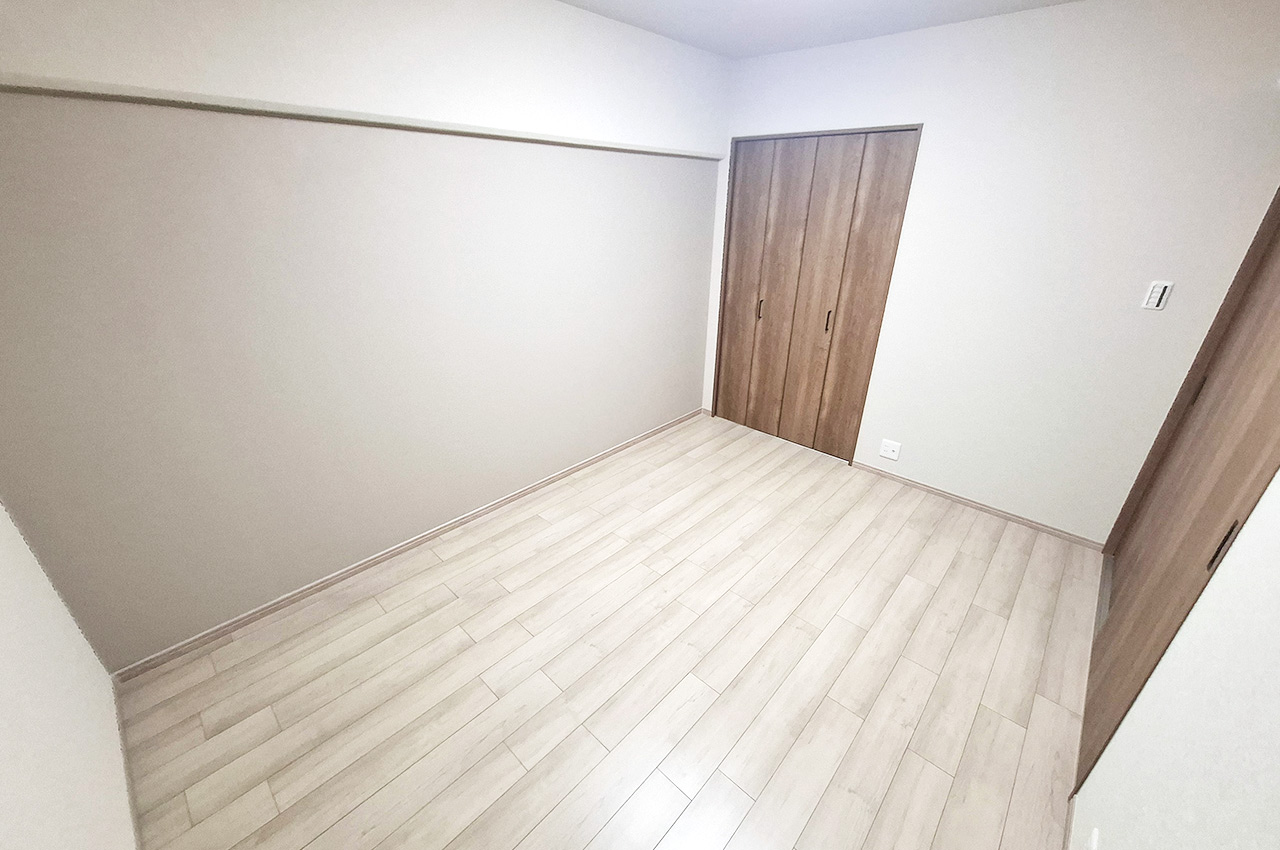 洋室3:モカグレーのアクセントクロスを施し、落ち着いた雰囲気に。