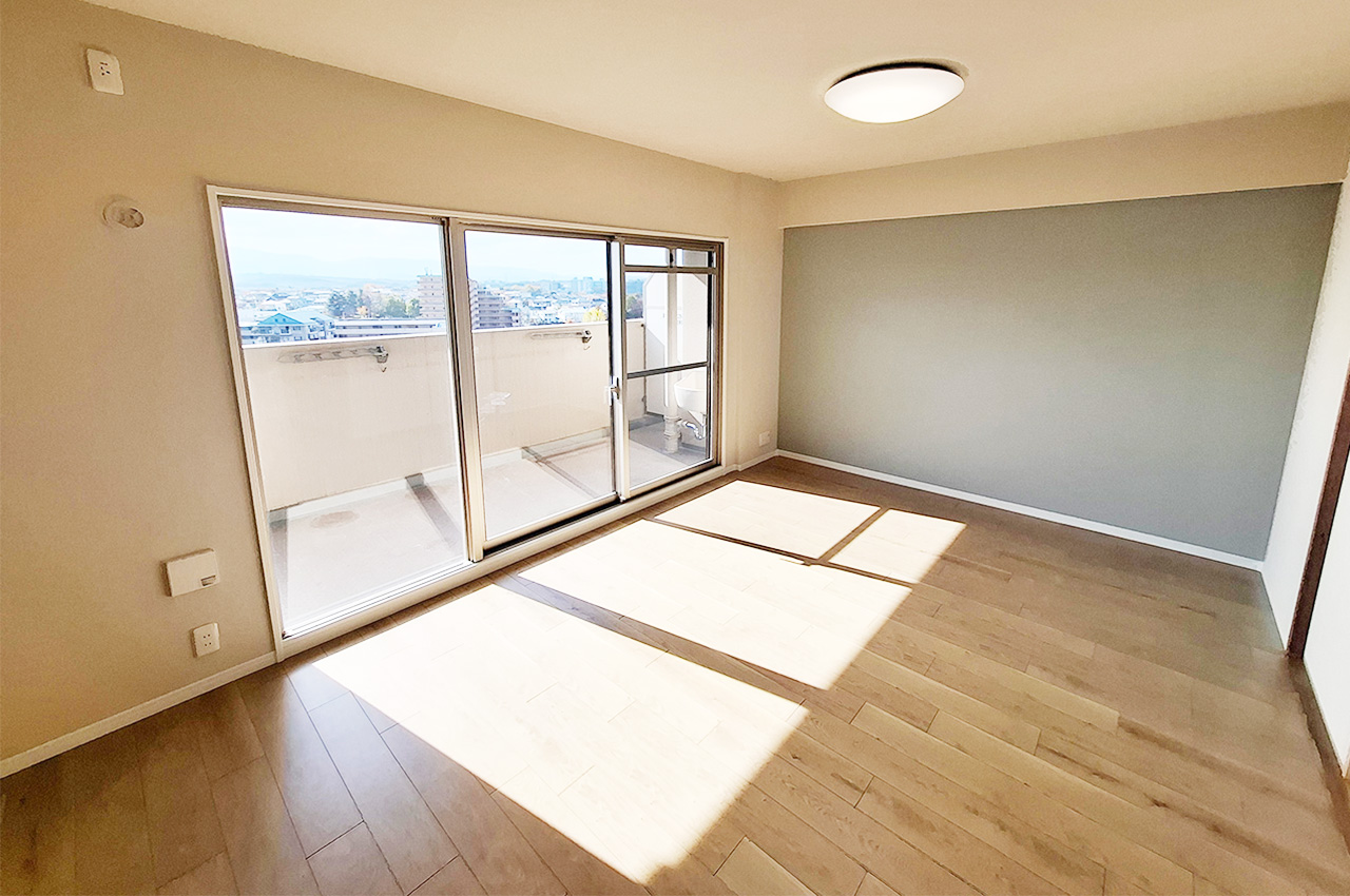 リビング:南向きバルコニーに面した明るいリビングです。