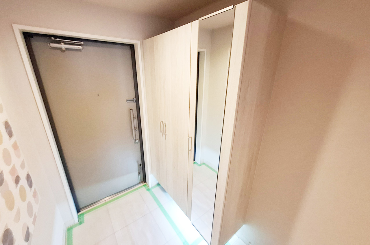 玄関:姿見付きの下駄箱は新調済み。