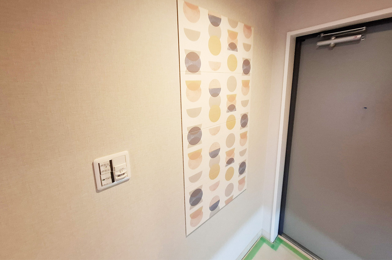 玄関壁一部には、調湿・脱臭効果が期待できるエコカラットを貼りました。