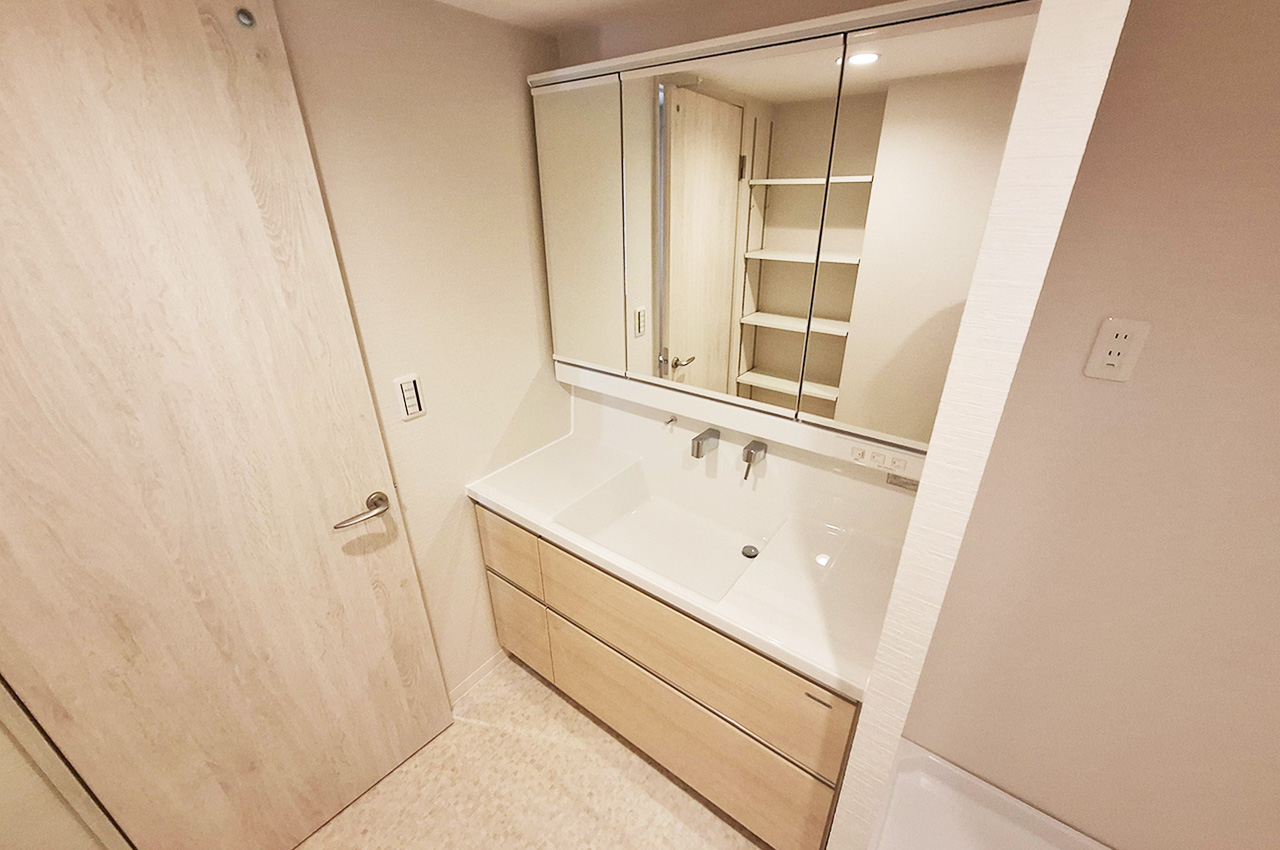 洗面室:洗面化粧台を新調するなどきれいにリフォーム済み。