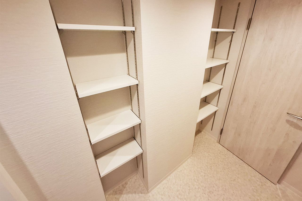 洗面室:二ヶ所の可動棚付きですっきりと空間を保てます。