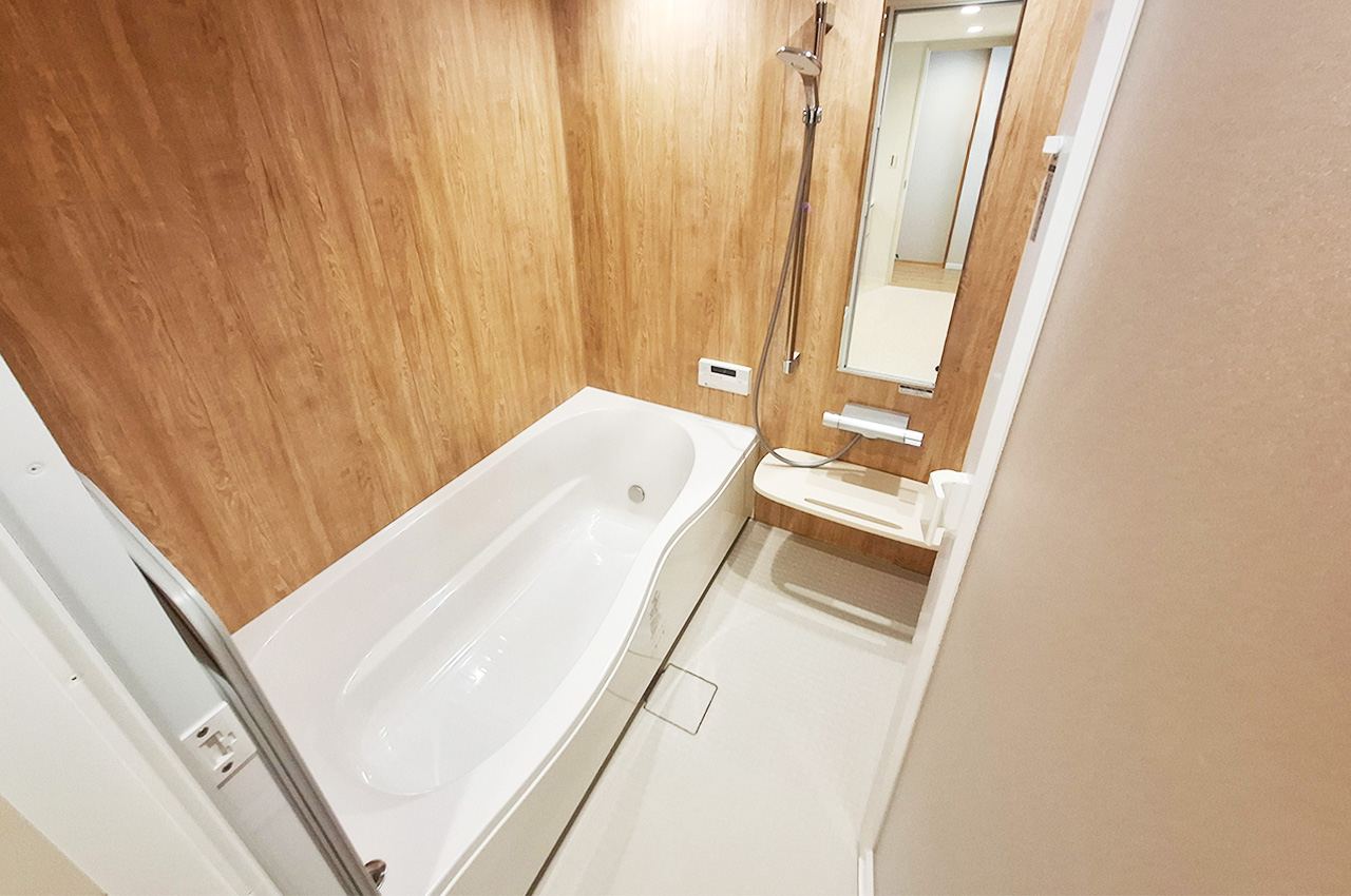 バスルーム:温かみのある木目調で、落ち着いた雰囲気を演出。