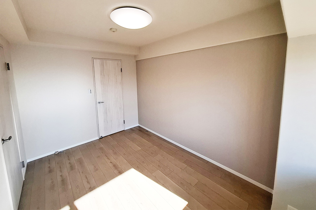 洋室1:落ち着きのある淡いグレーのアクセントクロスを新調。