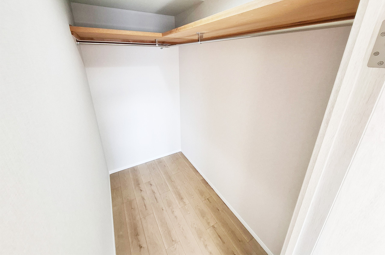 ウォークインクローゼット:衣類や季節の家電、日用品などたっぷり収納可能。