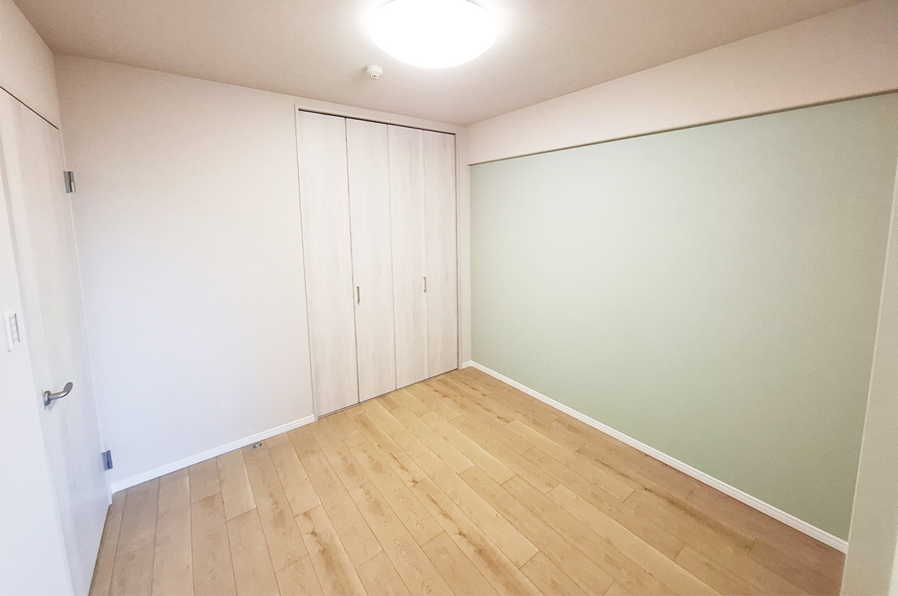 洋室2:グリーン系のアクセントクロスで爽やかな空間に。