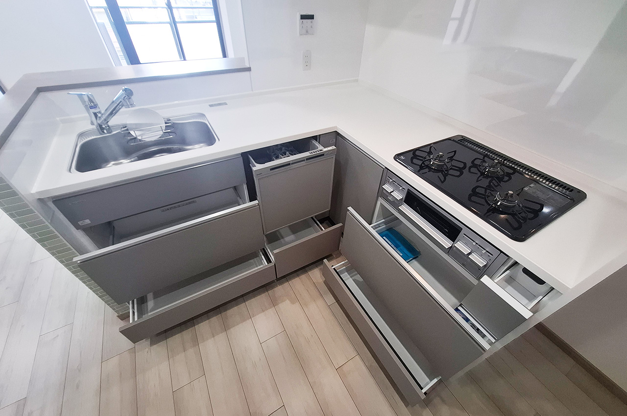 キッチン：新調したシステムキッチンの足元はスライド式収納。作業効率の良さと収納力の高さが魅力です。