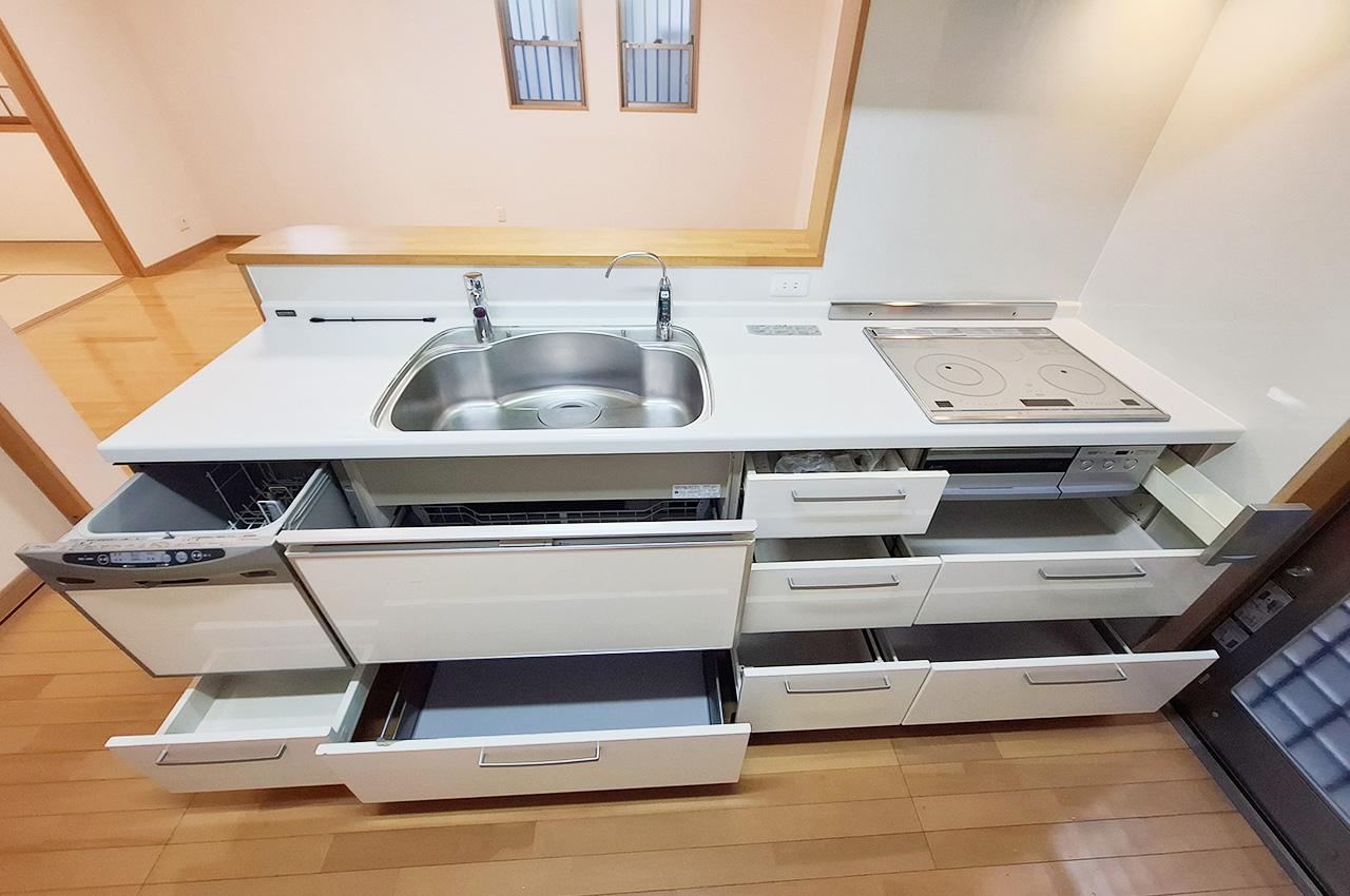 キッチン：足元の収納は出し入れしやすいスライド式で、整理整頓もラクラク。