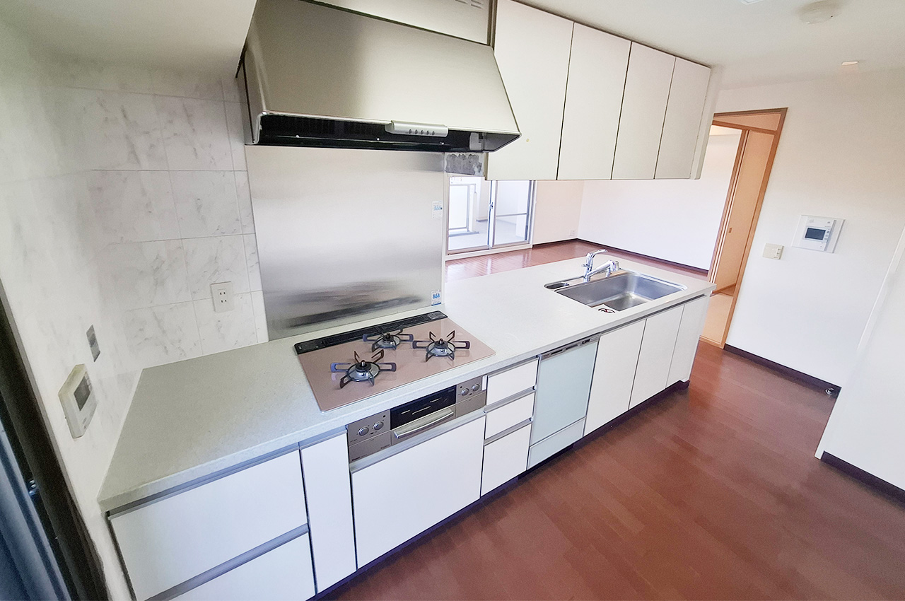 キッチン：食洗機付き＆3口コンロで日々の家事が快適に。