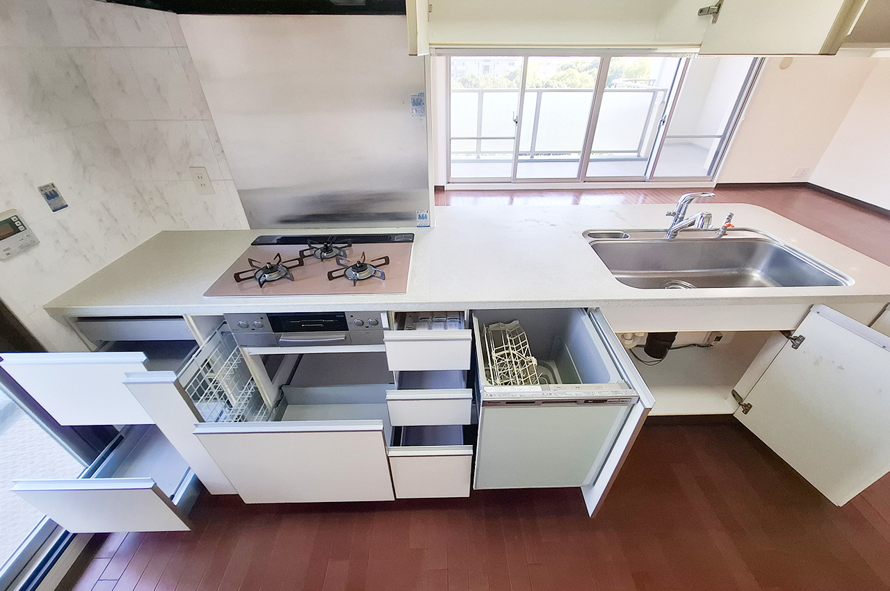 キッチン：収納力が高く、キッチン用品や食器をすっきりと整理できます。