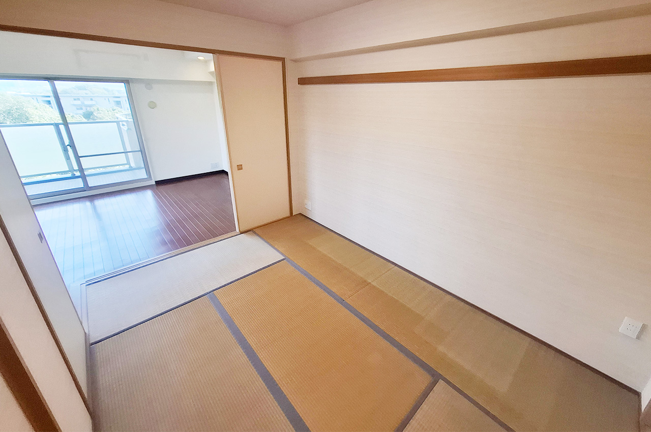 和室：襖を閉めれば独立した空間に、開ければリビングとの一体利用が可能。