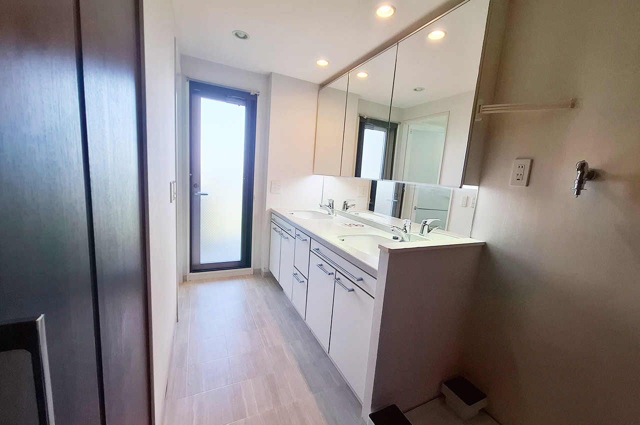 洗面室：キッチン同様バルコニーへ出られる便利な勝手口付き。