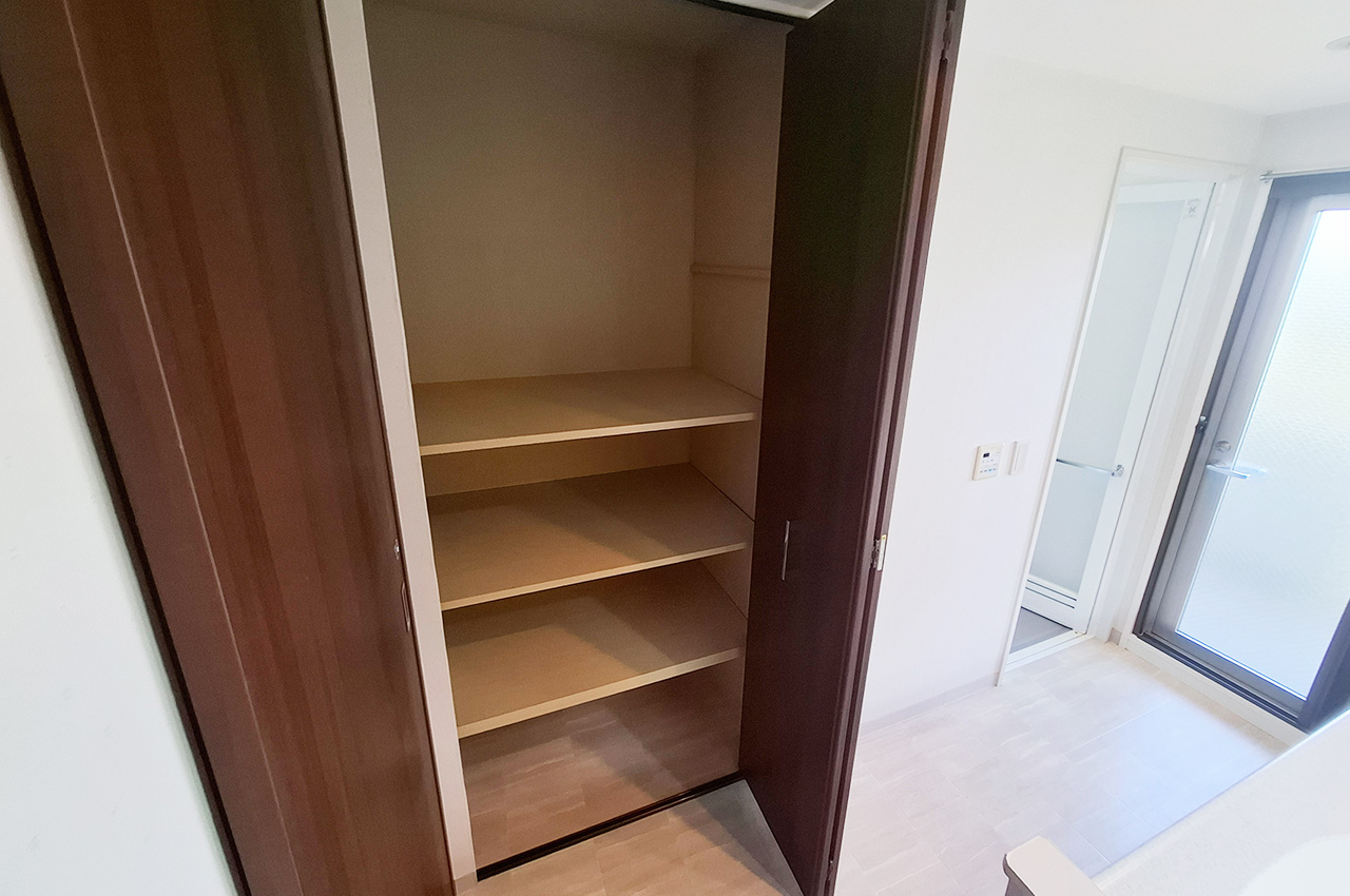 洗面室：リネン庫