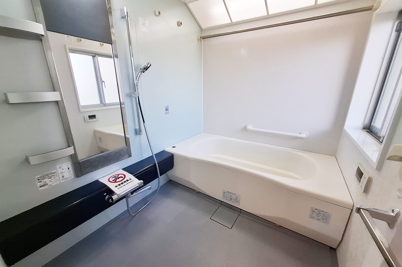 バスルーム：窓付きで明るく換気がしやすいバスルーム。