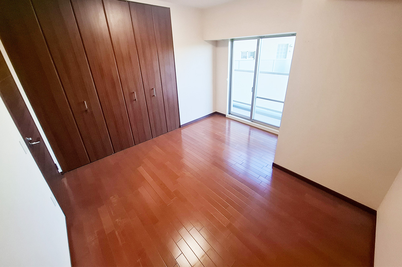 洋室1：バルコニーへの出入りが可能です。