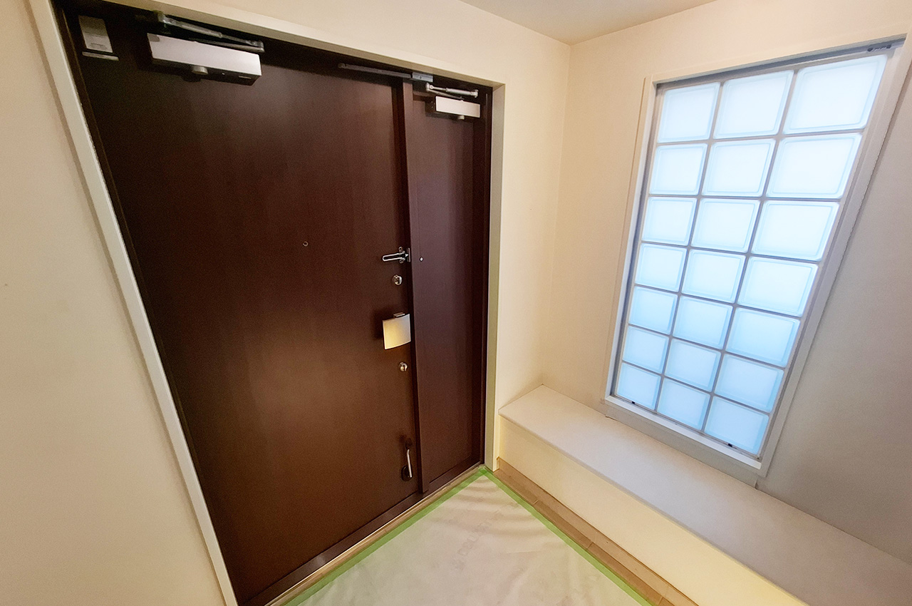 玄関：やわらかな光が入るブロックガラスがおしゃれな空間を演出。