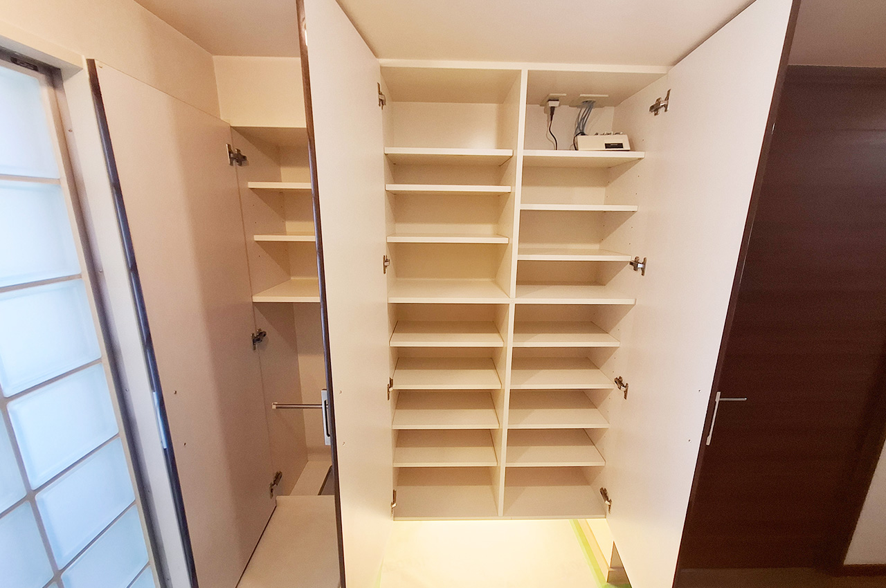 玄関：大容量の下駄箱あり。