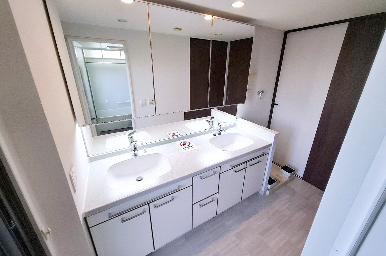 洗面室：ダブルボウルのワイドな洗面化粧台で、身支度や整理整頓がスムーズに行えます。