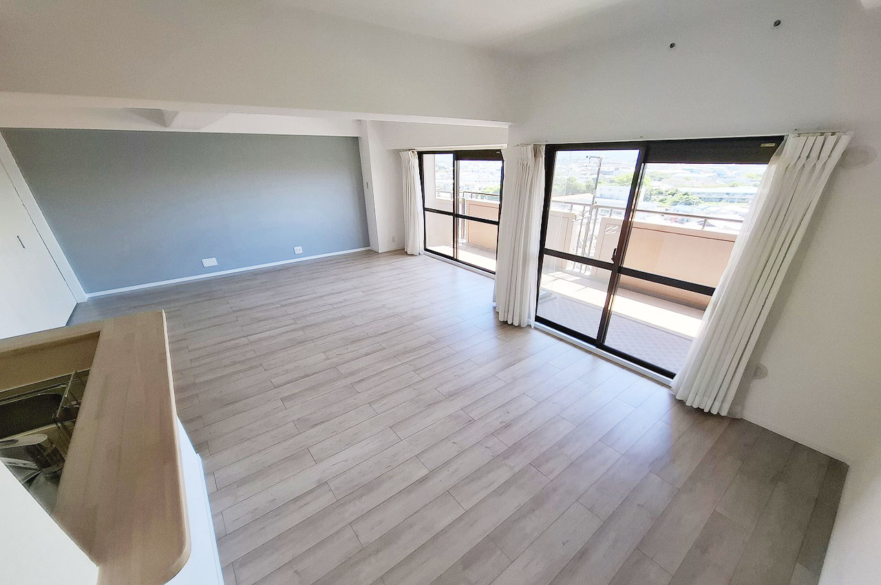 リビングダイニングは南西向きのワイドなバルコニーに面し、明るく開放感があります。