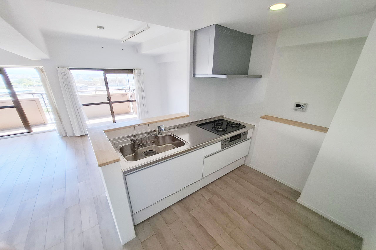 キッチンの側面にもカウンターがあります。