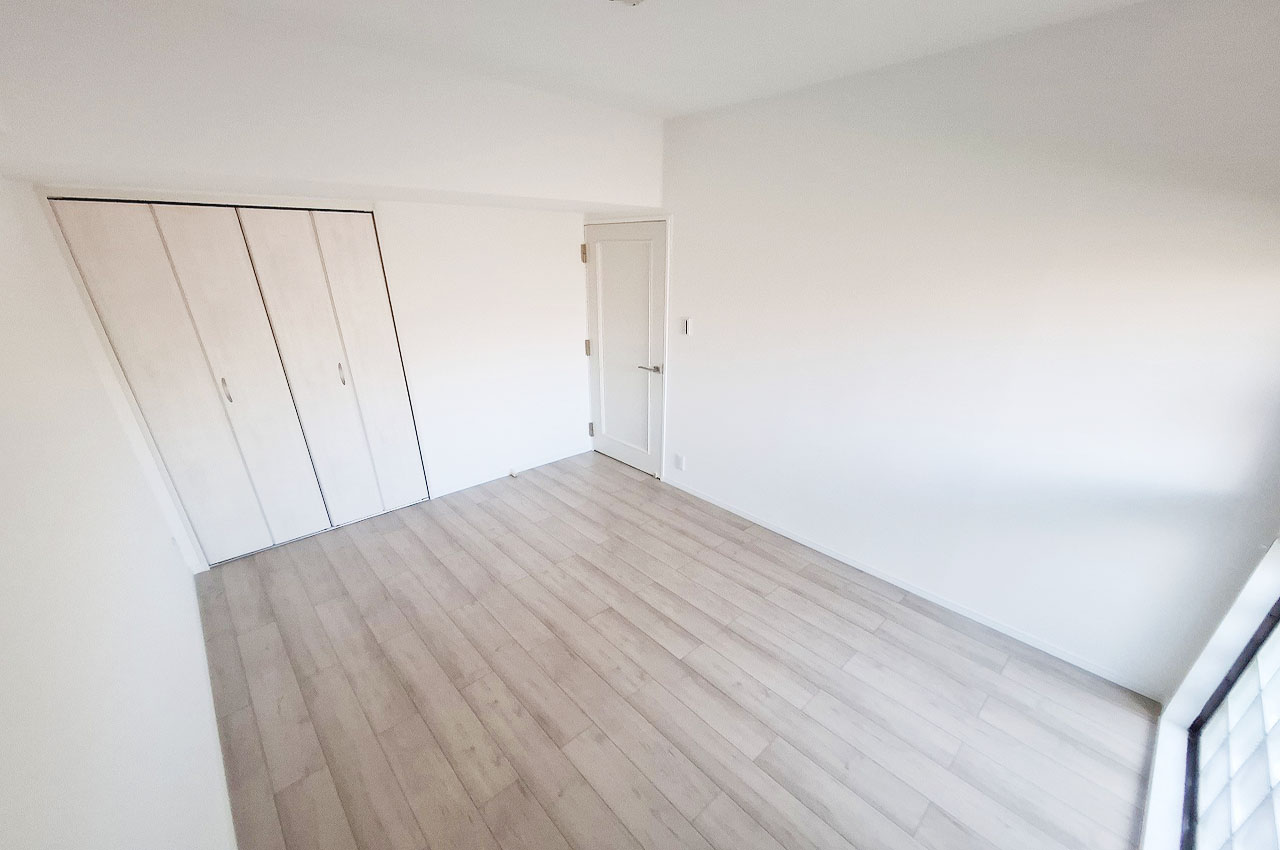 柱のでっぱりのないすっきりとした約6帖の洋室①