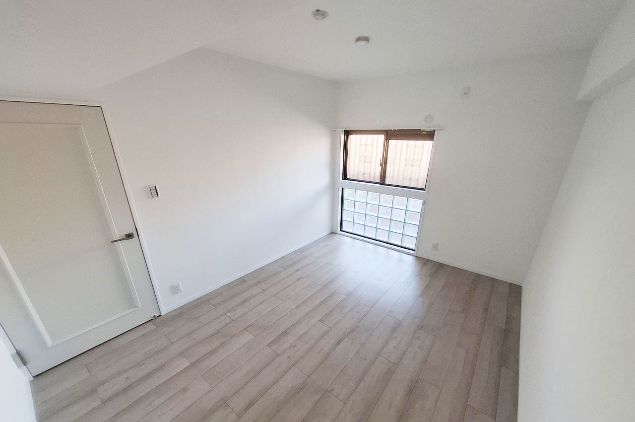 ブロックガラスを組み合わせた窓はプライバシーを守りながら光を取り込みます。