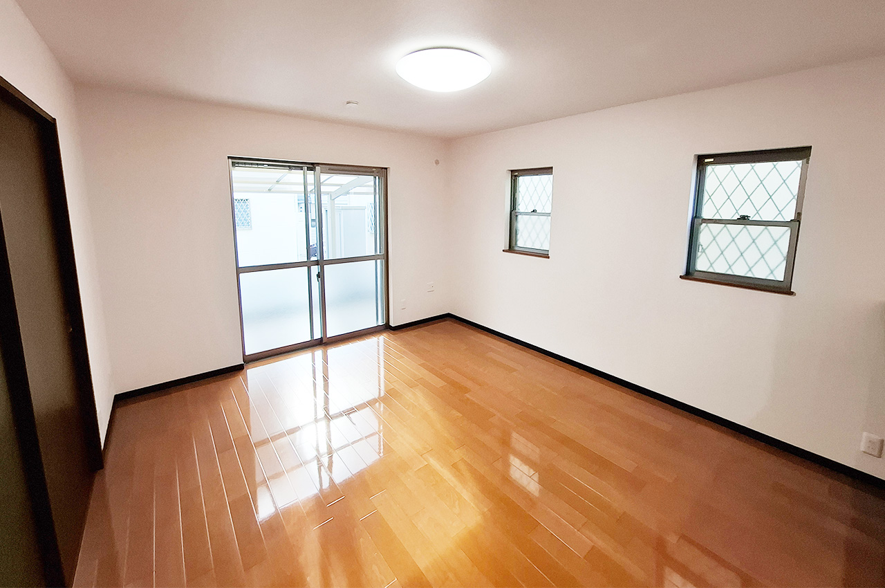 リビング：二面採光で明るく換気しやすいリビング。